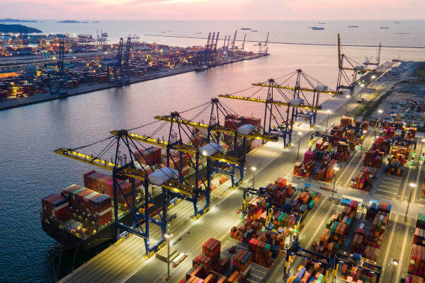 Beleuchteter Containerhafen bei Nacht für Überwachung